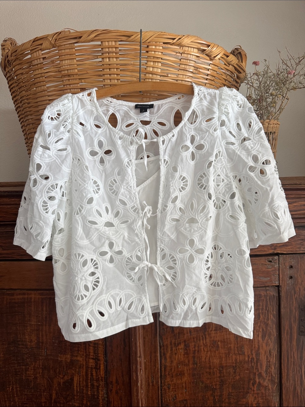 Cotton separates two piece floral White Eyelet Tie-Front Women's blouse top EUC